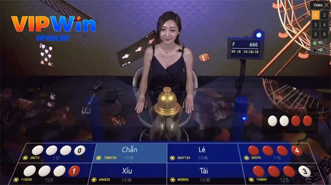 Dealer gợi cảm và chuyên nghiệp